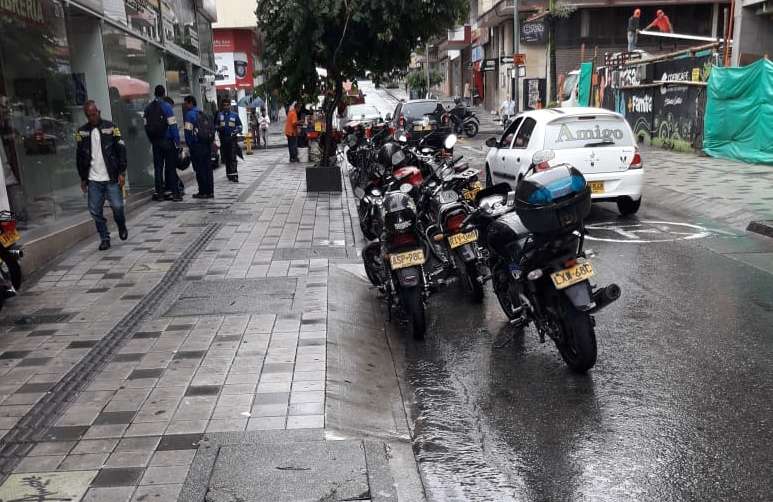 Mal parqueo de motocicletas en centro de Armenia perjudica a ciudadanos y conductores