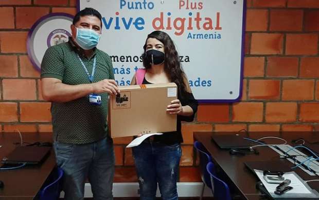 Colegio de Armenia presta computadores portátiles para que sus estudiantes y profesores tengan acceso a la tecnología